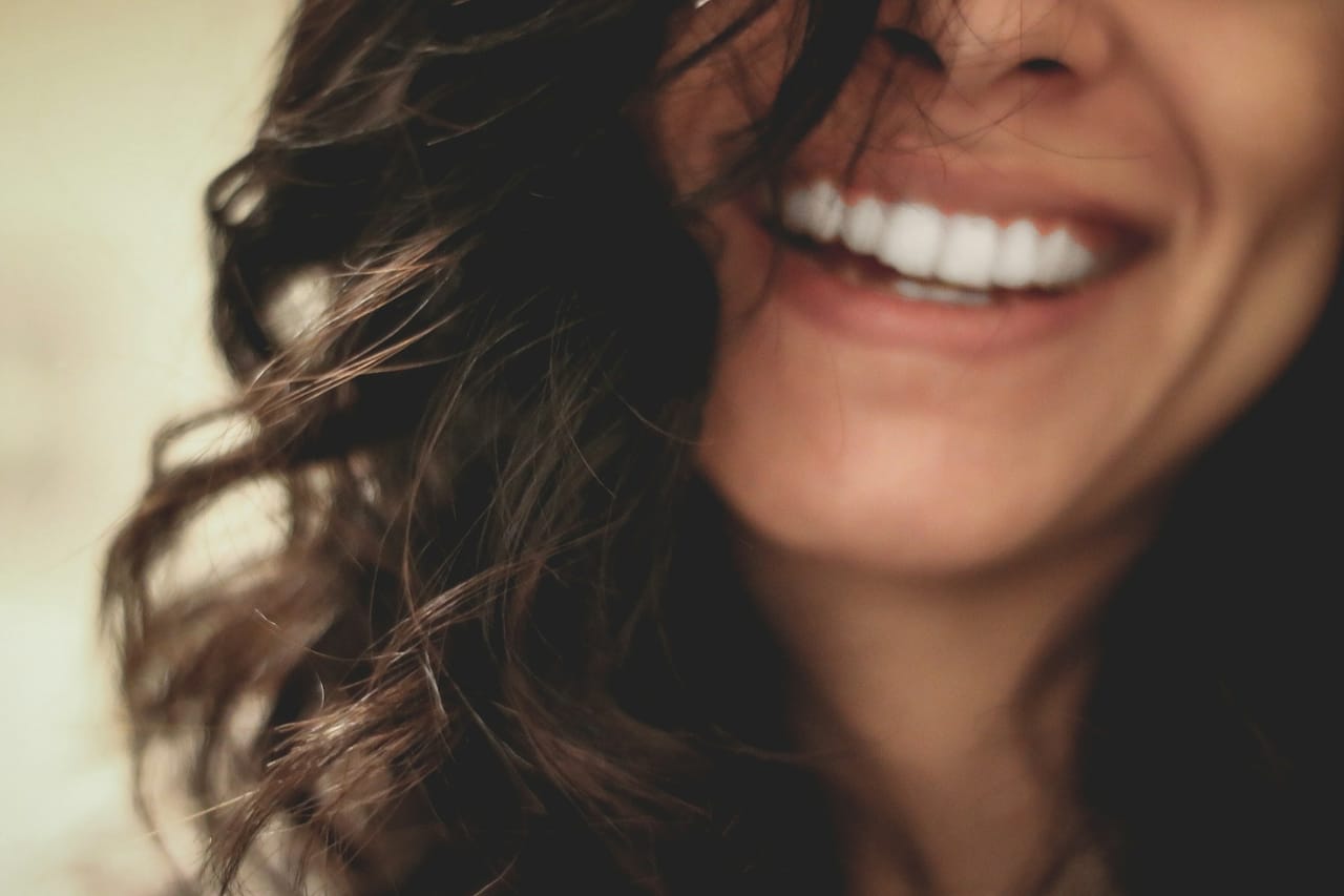 Nuancier Vita posé contre des dents pour mesurer le gain de teintes obtenu après un blanchiment dentaire professionnel.