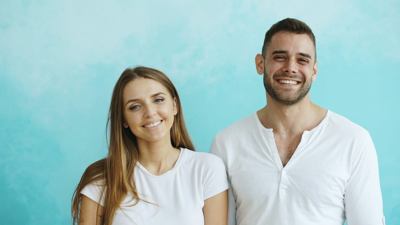 Sourires éclatants illustrant le résultat d'une bonne hygiène et d'un blanchiment dentaire bien mené.